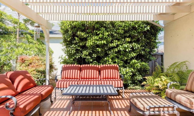 Bixby Knolls House | 3 Bedroom, 2 Bathroom with Stunning Backyard and Laundry
