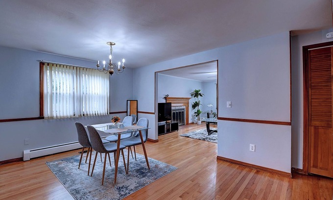 Silver Lane Apartment | 3-bedroom apartment in nice East Hartford with WiFi, AC
