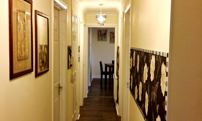 North Glasgow Apartment | 3 BEDROOM APARTMENT 5 beds + sofa bed - Ideal for corporate employees