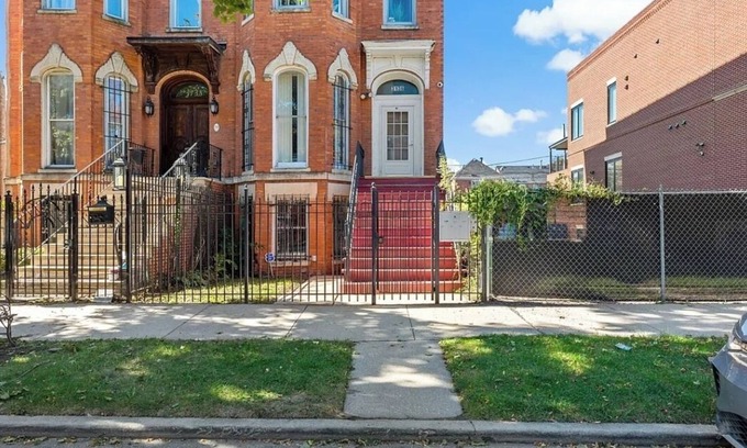 The Gap Apartment | 3-bedroom apartment in phenomenal Chicago with WiFi, AC