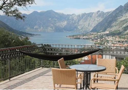 Skaljari Apartment | 3-Bedroom Apartment With Panoramic Bay Views