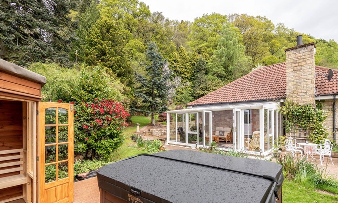 Crieff House | 3 bedroom bungalow w/htub & private loch access
