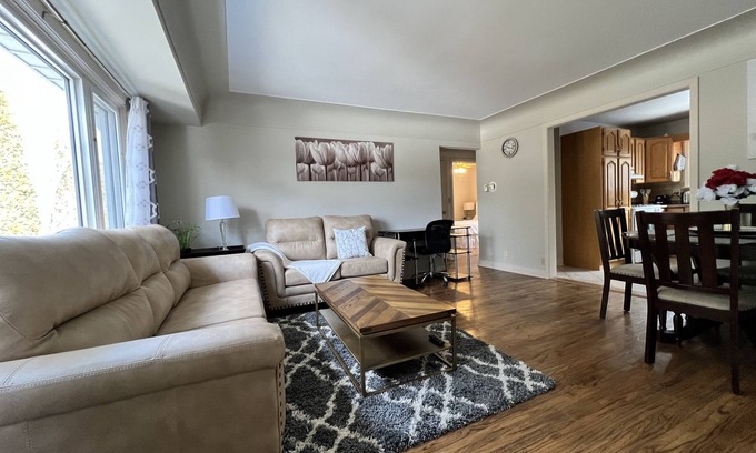 London House | 3-bedroom Bungalow with a beautiful deck, 5mins from SpringBank Park
