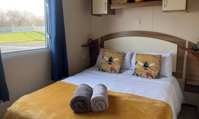 South Cerney Cabin | 3 Bedroom Caravan - Pets, Parking, Pool Access