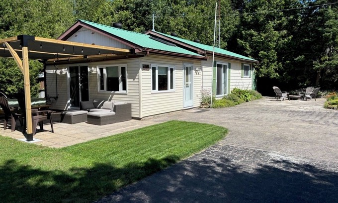 Sauble Beach Cottage | 3 Bedroom Cottage Sauble Beach - easy walk to downtown and beach (< 5 minutes)