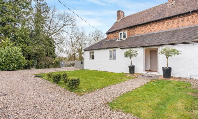 Shifnal Apartment | 3 Bedroom Country Cottage with Private Garden