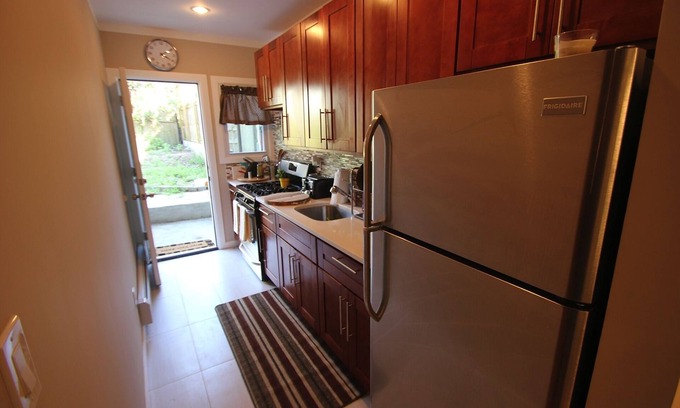 Bushwick House | 3 Bedroom Duplex W/3 King Beds And Pull-out Bed.new Appliances, Furniture & Beds