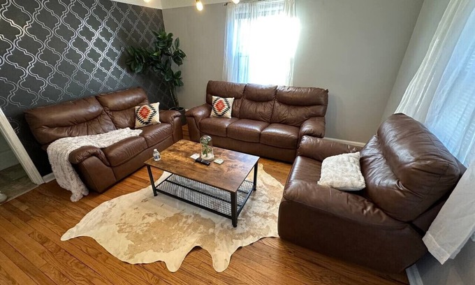 Lincoln Park Apartment | 3 Bedroom Fenced Backyard Pets Welcome Sleeps 6