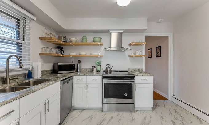 Norfolk - Virginia Beach House | 3 Bedroom Gem Next to ORF! Central Hampton Roads! 3 BR 2 BA + WIFI