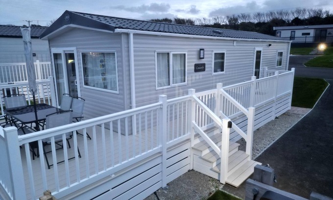 Newquay Cabin | 3-Bedroom Holiday Home with Valley Views