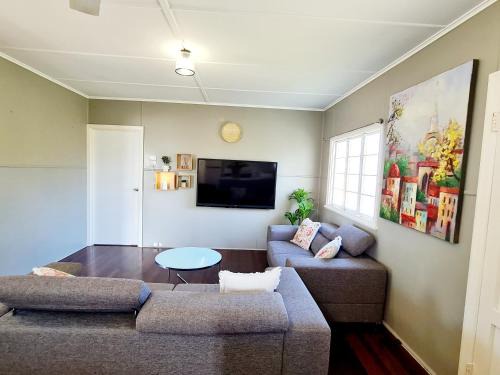 Torquay House | 3 bedroom house 2000 m2 - 5 mins WALK to Torquay Beach, Hervey Bay