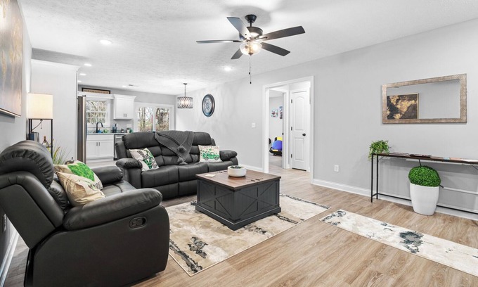 Elizabethtown House | 3-bedroom house in Elizabethtown with WiFi, AC, close to Sports Park