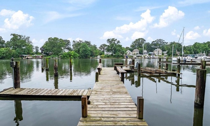 Lake Shore House | 3-bedroom house in charming Pasadena with AC