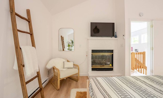 Briar Crest Woods House | 3-bedroom house in fabulous Blakeslee with AC, WiFi, Hot Tub and Privet deck.
