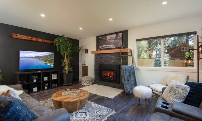 Lower Kingsbury House | 3-bedroom house in fantastic Stateline with WiFi, AC