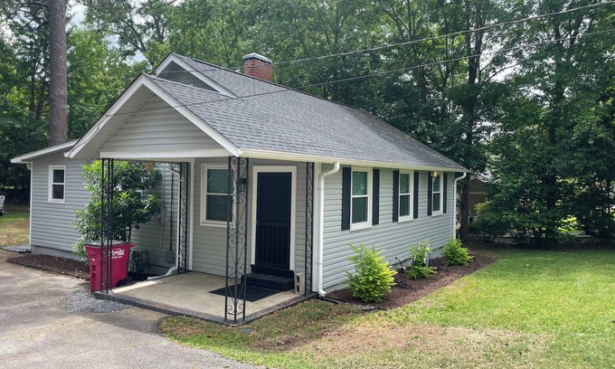 Macon House | 3-bedroom house in Macon with AC, WiFi, pebbled backyard picnic area, ENJOY!