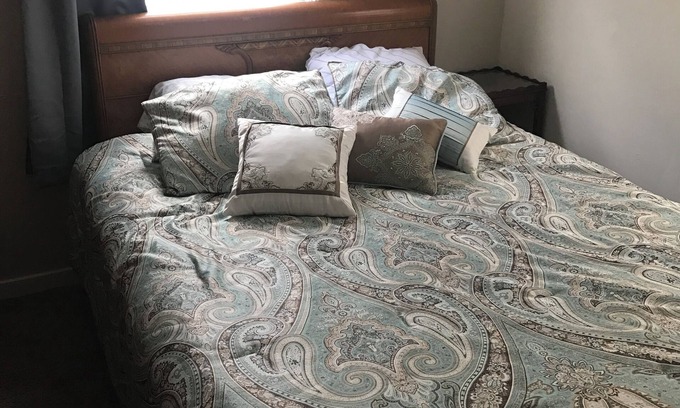 Ross Township House | 3-bedroom house in Pittsburgh with WiFi, AC. 15 minutes from all stadiums.