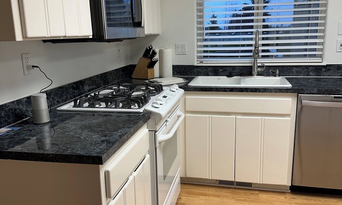 Sublimity House | 3-bedroom house in welcoming Sublimity with AC