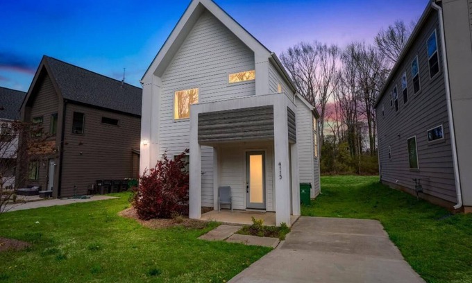 Hidden Valley House | 3-bedroom house in wonderful Charlotte with AC, WiFi, free coffee, free parking