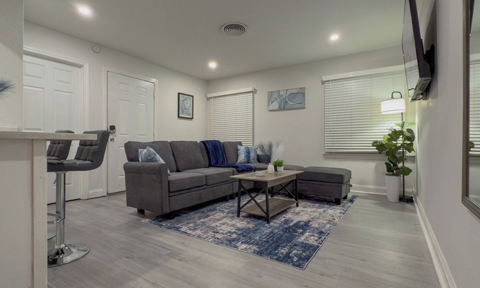 Foster Place House | 3-bedroom house Near Downtown Houston with AC,BACKYARD,KITCHE,FAST WiFi