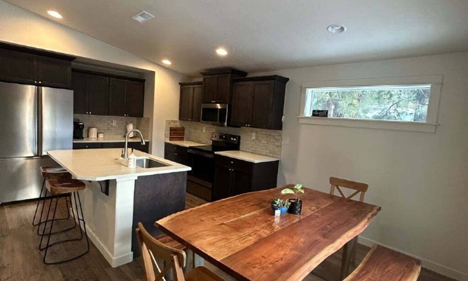 Sunriver House | 3-bedroom house near the beautiful Fall River with AC, fireplace and wifi