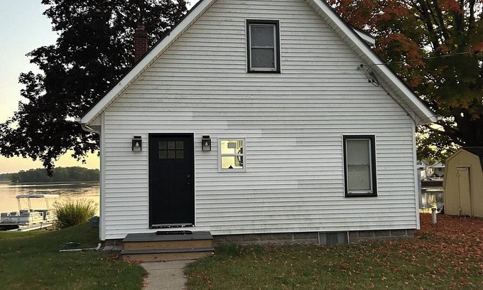 Michigan Center House | 3-bedroom Lake Front home in lovely Michigan Center with AC