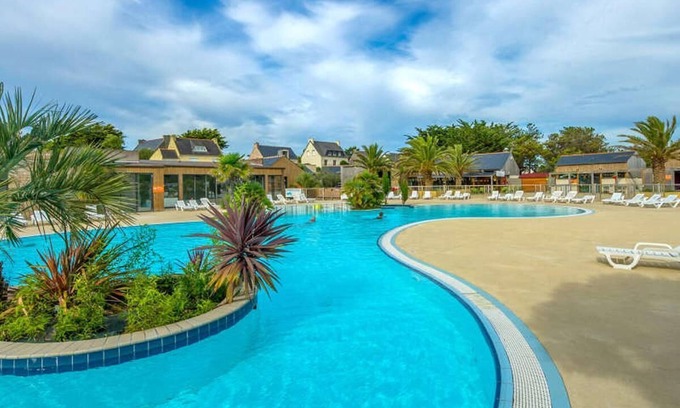 Plouescat House | 3 bedroom mobile home, swimming pool, semi-covered terrace, holiday vouchers