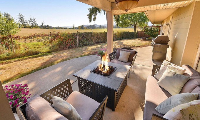 Cowichan Bay House | 3 Bedroom Modern Executive Home in the Seaside Community of Cowichan Bay