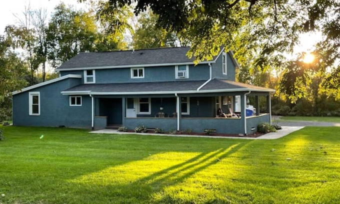 East Palmyra House | 3 Bedroom's with 4 beds, 1/2 wrap around porch, patio, 2 firepits, outdoor bar!
