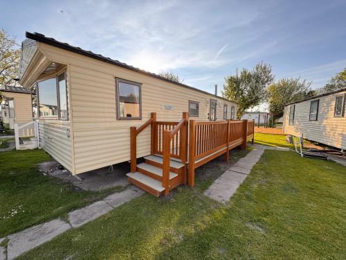 Towyn Ski Chalet | 3 bedroom side gated decking WiFi pets welcome