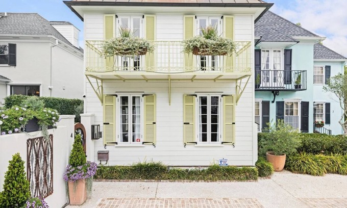 South of Broad Apartment | 3 Bedroom Single family L-554351 by Houzlet