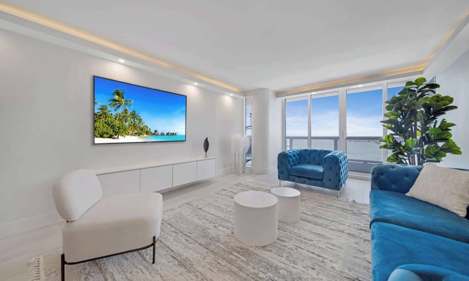 Edgewater Apartment | 3-Bedroom Sparkling Bayfront Oasis