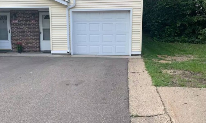 Eagan House | 3-bedroom townhome in Eagan MN close to the Mall of America, and MSP Airport.