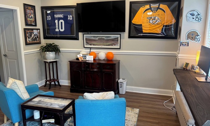 Knoxville House | 3-bedroom townhome ten minutes from UT campus three 55" tvs + private patio