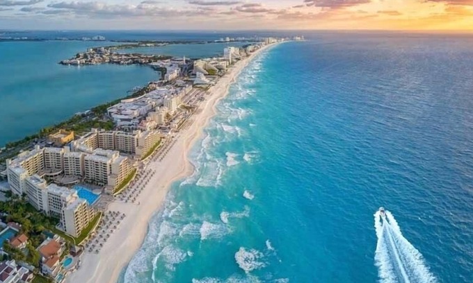 Downtown Cancun Villa | 3 Bedroom Townhouse Apartment with Pool View