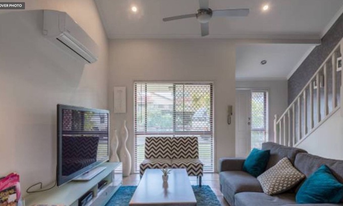 Labrador House | 3 Bedroom Townhouse- with free wifi
