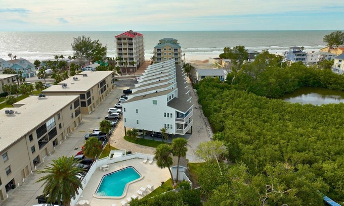 Indian Shores House | 3-bedroom Treehouse on the Beach!