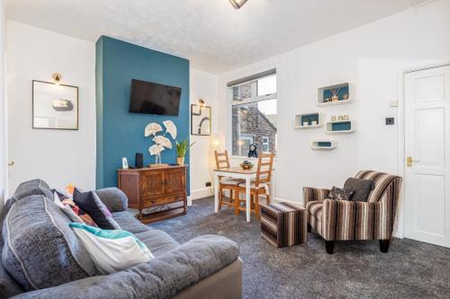 Newcastle-Under-Lyme House | 3 Bedrooms & 2 Showers - Home From Home