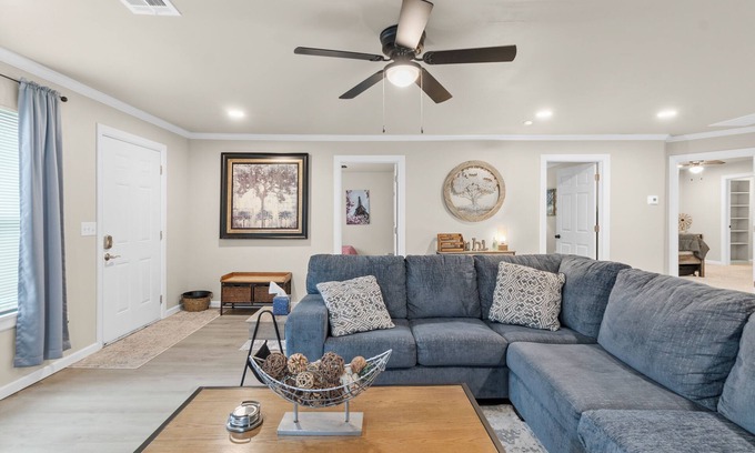 Glenpool House | 3 BR house on the historic black and gold park with splash pad in back yard a