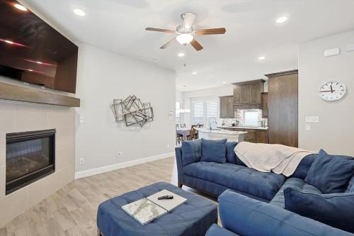Irving House | 3 BR Modern Stay minutes away from DFW Airport