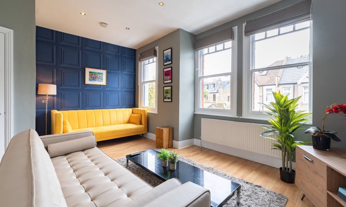North Kensington Apartment | 3 DBL BEDROOMS FAMILLY APT CLOSE TO NOTTINGHILL AREA KING SIZE BED IN MASTER