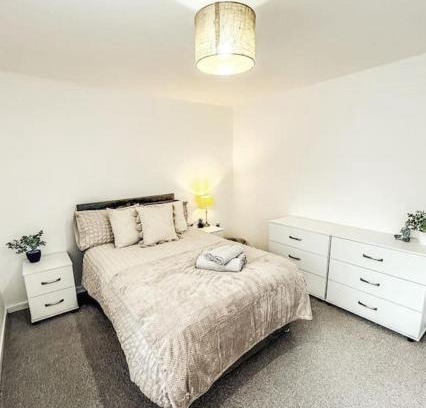 Skelmersdale Apartment | 3 Double Bedrooms, Lancashire Townhouse, a base to explore