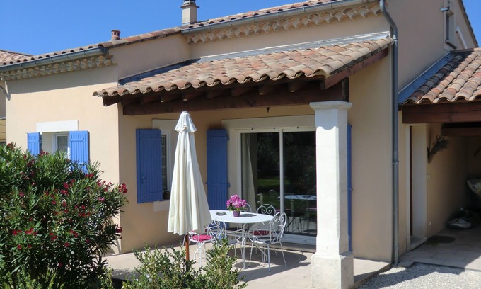 Grillon Villa | 3* gîte in Provence- private fenced garden, quiet with swimming pool near Grignan