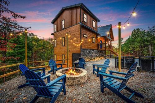 Gatlinburg - Pigeon Forge Ski Chalet | 3 King Suites 5 mi to Parkway View Gaga Ball Court