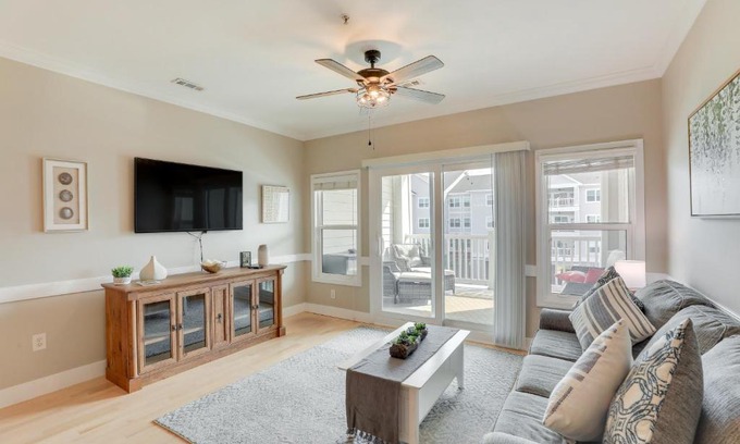 Charleston Apartment | 3 Mi to Folly Beach Condo with Pool Access!