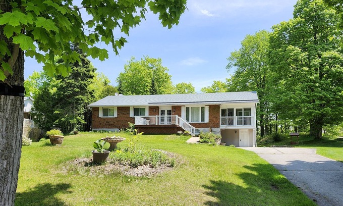Sauble Beach House | 3 minute walk to 11 kms of Sauble Beach and World-Class sunsets!