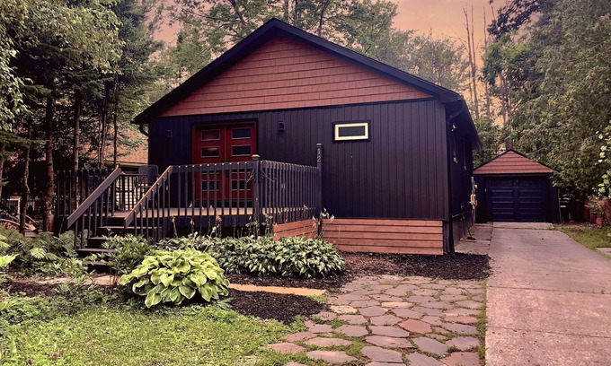 Wasaga Beach Cottage | *3 MINUTE WALK* to best beach in Wasaga! Romantic private treed cottage getaway!