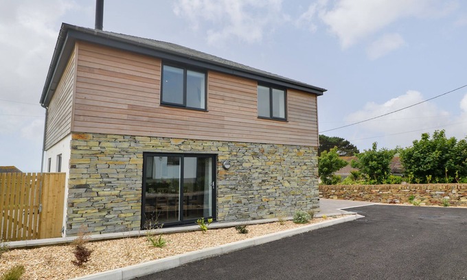 Praa Sands House | 3 PRAA COVE, pet friendly, character holiday cottage in Praa Sands