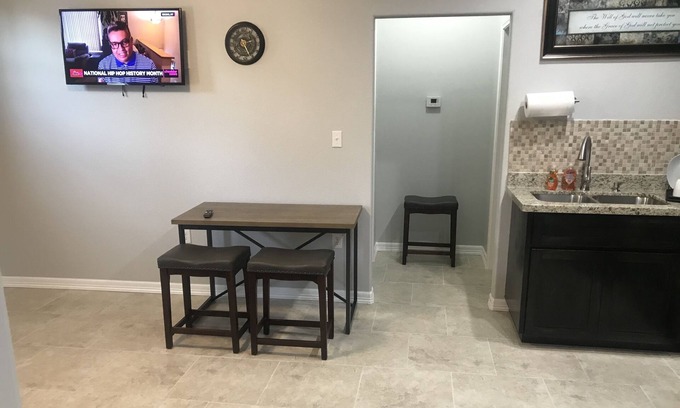 Aransas Pass Apartment | 3- Queens/ sleeps 6