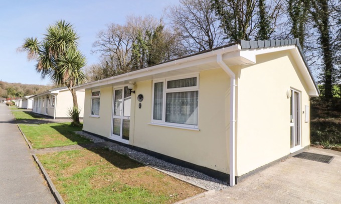 Liskeard Cottage | 3 ROSECRADDOC LODGE, pet friendly, with a garden in Liskeard
